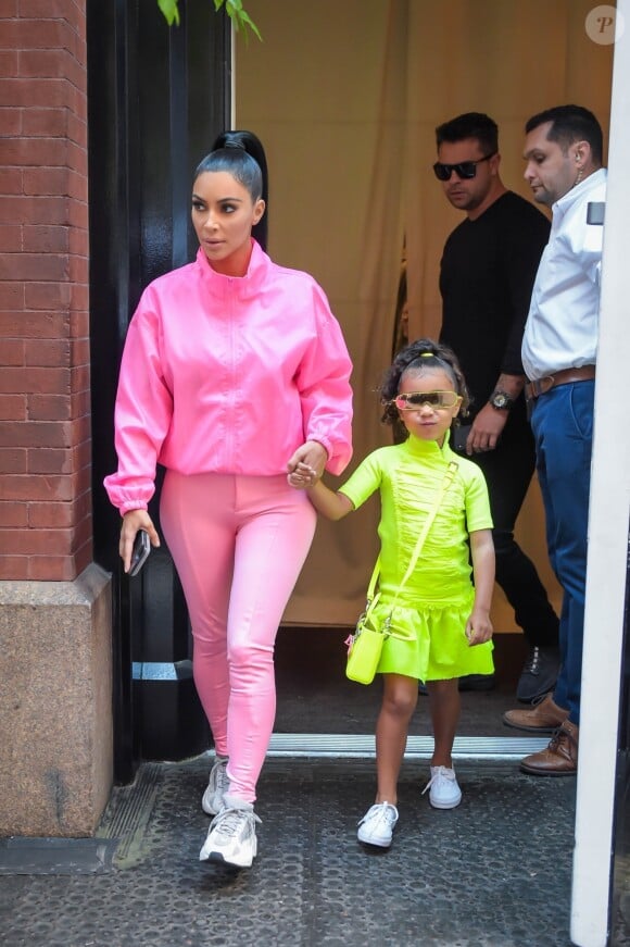 Kim Kardashian et sa fille North West - Kim Kardashian arrive avec ses enfants à la soirée SNL de son mari K. West & L. Pump à New York, le 29 septembre 2018.
