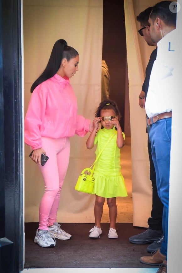 Kim Kardashian et sa fille North West - Kim Kardashian arrive avec ses enfants à la soirée SNL de son mari K. West & L. Pump à New York, le 29 septembre 2018.
