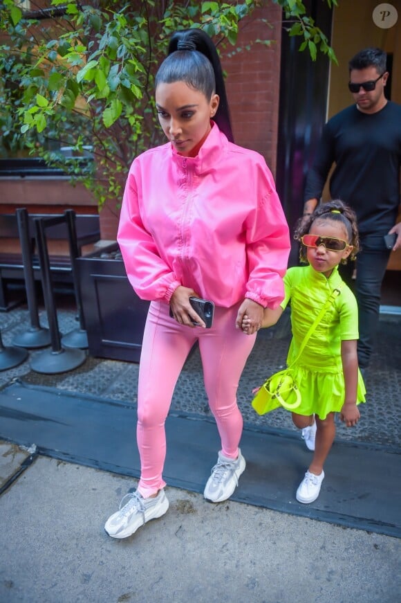 Kim Kardashian et sa fille North West - Kim Kardashian arrive avec ses enfants à la soirée SNL de son mari K. West & L. Pump à New York, le 29 septembre 2018.
