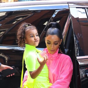 Kim Kardashian et sa fille North West portent des vêtements fluorescents dans les rues de New York, le 29 septembre 2018.