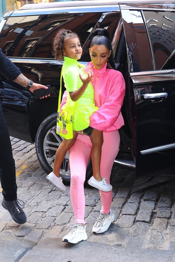 Kim Kardashian et sa fille North West portent des vêtements fluorescents dans les rues de New York, le 29 septembre 2018.