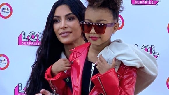 Kim Kardashian très fière de montrer North, 5 ans, maquillée avec du orange