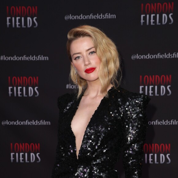 Amber Heard (robe Elie Saab) à la première de "London Fields" au London Hotel à Los Angeles, le 25 octobre 2018.