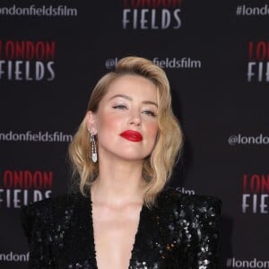 Amber Heard (robe Elie Saab) à la première de "London Fields" au London Hotel à Los Angeles, le 25 octobre 2018.