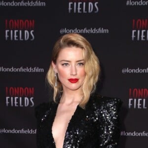 Amber Heard (robe Elie Saab) à la première de "London Fields" au London Hotel à Los Angeles, le 25 octobre 2018.