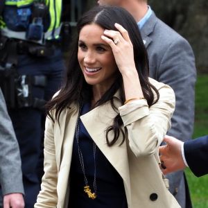 Le prince Harry, duc de Sussex, et Meghan Markle, enceinte, duchesse de Sussex, vont à la rencontre de la foule venue les accueillir, lors de la visite des jardins botaniques de Melbourne, le 18 octobre 2018.