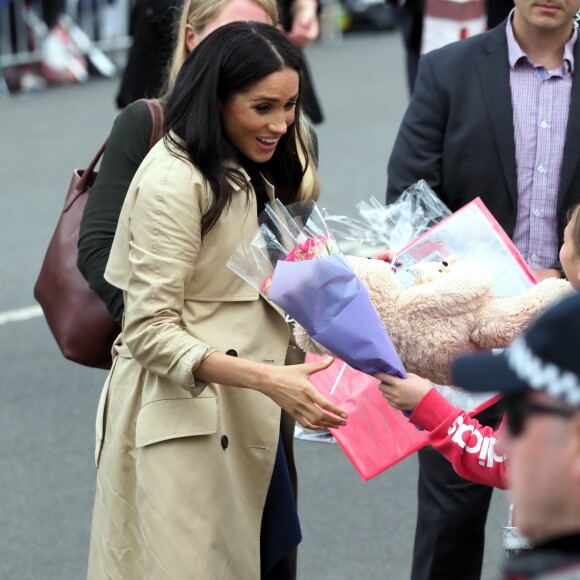 Le prince Harry, duc de Sussex, et Meghan Markle, enceinte, duchesse de Sussex, vont à la rencontre de la foule venue les accueillir, lors de la visite des jardins botaniques de Melbourne, le 18 octobre 2018.