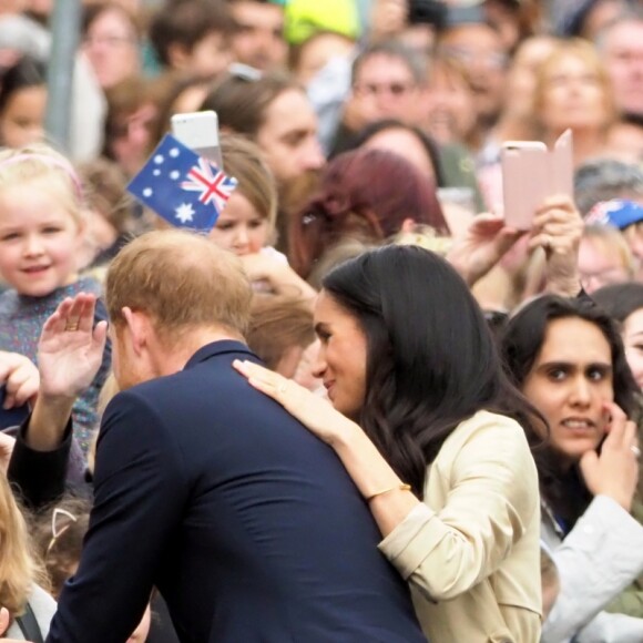 Le prince Harry, duc de Sussex, et Meghan Markle, enceinte, duchesse de Sussex, vont à la rencontre de la foule venue les accueillir, lors de la visite des jardins botaniques de Melbourne, le 18 octobre 2018.