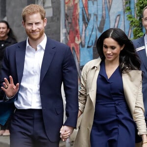 Le prince Harry, duc de Sussex, et Meghan Markle, enceinte, duchesse de Sussex, vont à la rencontre de la foule venue les accueillir, lors de la visite des jardins botaniques de Melbourne, le 18 octobre 2018.