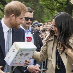 Le prince Harry, duc de Sussex, et Meghan Markle, enceinte, duchesse de Sussex, vont à la rencontre de la foule venue les accueillir, lors de la visite des jardins botaniques de Melbourne, le 18 octobre 2018.