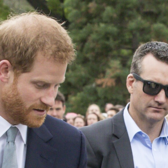 Le prince Harry, duc de Sussex, et Meghan Markle, enceinte, duchesse de Sussex, vont à la rencontre de la foule venue les accueillir, lors de la visite des jardins botaniques de Melbourne, le 18 octobre 2018.