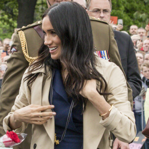 Le prince Harry, duc de Sussex, et Meghan Markle, enceinte, duchesse de Sussex, vont à la rencontre de la foule venue les accueillir, lors de la visite des jardins botaniques de Melbourne, le 18 octobre 2018.