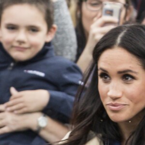 Le prince Harry, duc de Sussex, et Meghan Markle, enceinte, duchesse de Sussex, vont à la rencontre de la foule venue les accueillir, lors de la visite des jardins botaniques de Melbourne, le 18 octobre 2018.