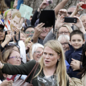 Le prince Harry, duc de Sussex, et Meghan Markle, enceinte, duchesse de Sussex, vont à la rencontre de la foule venue les accueillir, lors de la visite des jardins botaniques de Melbourne, le 18 octobre 2018.