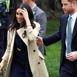 Le prince Harry, duc de Sussex, et Meghan Markle, enceinte, duchesse de Sussex, vont à la rencontre de la foule venue les accueillir, lors de la visite des jardins botaniques de Melbourne, le 18 octobre 2018.