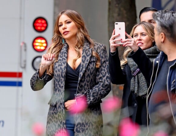 Exclusif - Sofia Vergara pose lors d"une séance photo avec des amies à New York le 26 octobre 2018.