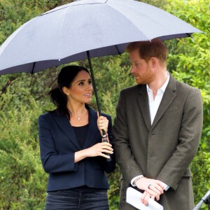 Le prince Harry, duc de Sussex, et Meghan Markle, duchesse de Sussex, assistent à l'inauguration d'un site de 20 hectares pour The Queen's Commonwealth Canopy à Auckland, Nouvelle-Zélande, le 30 octobre 2018. Après avoir dévoilé la plaque, ils ont participé à un lancé de bottes avec des écoliers de la région.