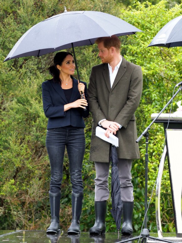 Le prince Harry, duc de Sussex, et Meghan Markle, duchesse de Sussex, assistent à l'inauguration d'un site de 20 hectares pour The Queen's Commonwealth Canopy à Auckland, Nouvelle-Zélande, le 30 octobre 2018. Après avoir dévoilé la plaque, ils ont participé à un lancé de bottes avec des écoliers de la région.