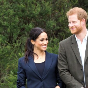 Le prince Harry, duc de Sussex, et Meghan Markle, duchesse de Sussex, assistent à l'inauguration d'un site de 20 hectares pour The Queen's Commonwealth Canopy à Auckland, Nouvelle-Zélande, le 30 octobre 2018. Après avoir dévoilé la plaque, ils ont participé à un lancé de bottes avec des écoliers de la région.