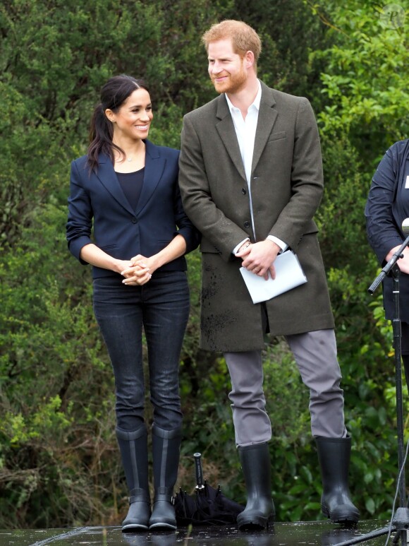Le prince Harry, duc de Sussex, et Meghan Markle, duchesse de Sussex, assistent à l'inauguration d'un site de 20 hectares pour The Queen's Commonwealth Canopy à Auckland, Nouvelle-Zélande, le 30 octobre 2018. Après avoir dévoilé la plaque, ils ont participé à un lancé de bottes avec des écoliers de la région.