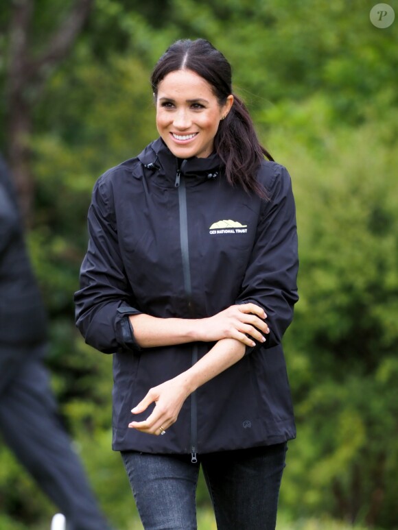 Le prince Harry, duc de Sussex, et Meghan Markle, duchesse de Sussex, assistent à l'inauguration d'un site de 20 hectares pour The Queen's Commonwealth Canopy à Auckland, Nouvelle-Zélande, le 30 octobre 2018. Après avoir dévoilé la plaque, ils ont participé à un lancé de bottes avec des écoliers de la région.