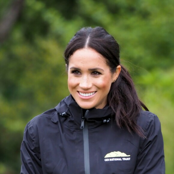 Le prince Harry, duc de Sussex, et Meghan Markle, duchesse de Sussex, assistent à l'inauguration d'un site de 20 hectares pour The Queen's Commonwealth Canopy à Auckland, Nouvelle-Zélande, le 30 octobre 2018. Après avoir dévoilé la plaque, ils ont participé à un lancé de bottes avec des écoliers de la région.