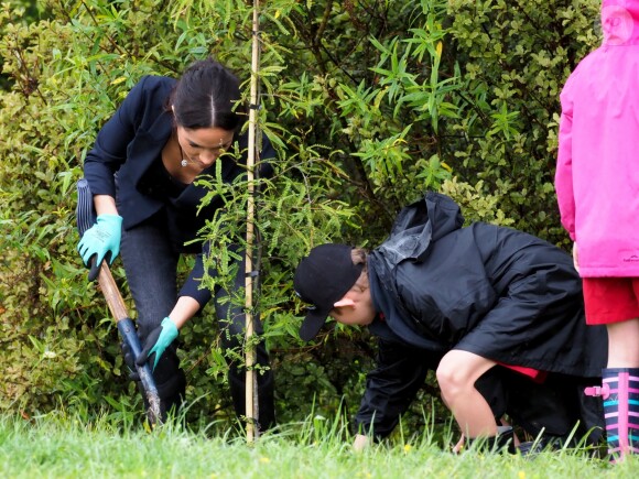 Le prince Harry, duc de Sussex, et Meghan Markle, duchesse de Sussex, assistent à l'inauguration d'un site de 20 hectares pour The Queen's Commonwealth Canopy à Auckland, Nouvelle-Zélande, le 30 octobre 2018. Après avoir dévoilé la plaque, ils ont participé à un lancé de bottes avec des écoliers de la région.