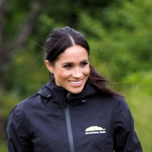 Le prince Harry, duc de Sussex, et Meghan Markle, duchesse de Sussex, assistent à l'inauguration d'un site de 20 hectares pour The Queen's Commonwealth Canopy à Auckland, Nouvelle-Zélande, le 30 octobre 2018. Après avoir dévoilé la plaque, ils ont participé à un lancé de bottes avec des écoliers de la région.