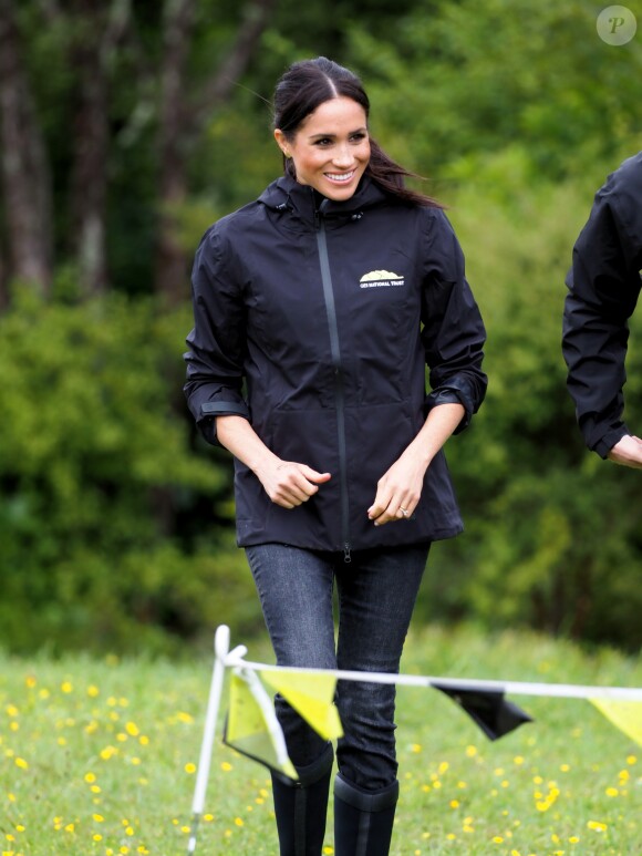 Le prince Harry, duc de Sussex, et Meghan Markle, duchesse de Sussex, assistent à l'inauguration d'un site de 20 hectares pour The Queen's Commonwealth Canopy à Auckland, Nouvelle-Zélande, le 30 octobre 2018. Après avoir dévoilé la plaque, ils ont participé à un lancé de bottes avec des écoliers de la région.