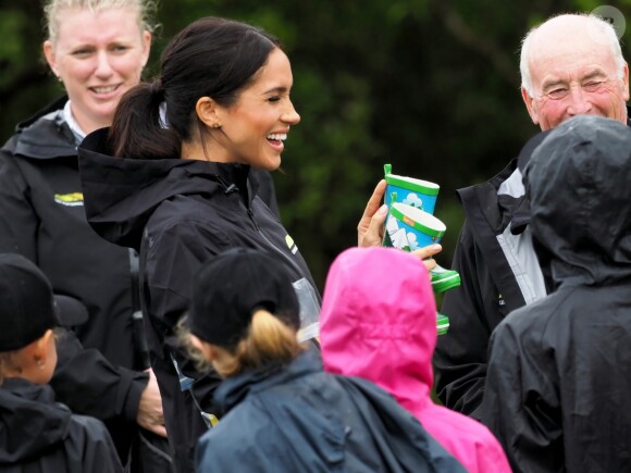 Le prince Harry, duc de Sussex, et Meghan Markle, duchesse de Sussex, assistent à l'inauguration d'un site de 20 hectares pour The Queen's Commonwealth Canopy à Auckland, Nouvelle-Zélande, le 30 octobre 2018. Après avoir dévoilé la plaque, ils ont participé à un lancé de bottes avec des écoliers de la région.
