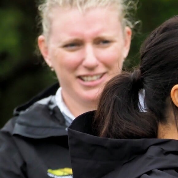 Le prince Harry, duc de Sussex, et Meghan Markle, duchesse de Sussex, assistent à l'inauguration d'un site de 20 hectares pour The Queen's Commonwealth Canopy à Auckland, Nouvelle-Zélande, le 30 octobre 2018. Après avoir dévoilé la plaque, ils ont participé à un lancé de bottes avec des écoliers de la région.