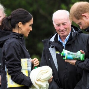 Le prince Harry, duc de Sussex, et Meghan Markle, duchesse de Sussex, assistent à l'inauguration d'un site de 20 hectares pour The Queen's Commonwealth Canopy à Auckland, Nouvelle-Zélande, le 30 octobre 2018. Après avoir dévoilé la plaque, ils ont participé à un lancé de bottes avec des écoliers de la région.