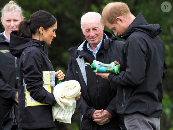 Le prince Harry, duc de Sussex, et Meghan Markle, duchesse de Sussex, assistent à l'inauguration d'un site de 20 hectares pour The Queen's Commonwealth Canopy à Auckland, Nouvelle-Zélande, le 30 octobre 2018. Après avoir dévoilé la plaque, ils ont participé à un lancé de bottes avec des écoliers de la région.