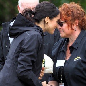 Le prince Harry, duc de Sussex, et Meghan Markle, duchesse de Sussex, assistent à l'inauguration d'un site de 20 hectares pour The Queen's Commonwealth Canopy à Auckland, Nouvelle-Zélande, le 30 octobre 2018. Après avoir dévoilé la plaque, ils ont participé à un lancé de bottes avec des écoliers de la région.