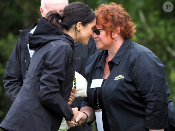 Le prince Harry, duc de Sussex, et Meghan Markle, duchesse de Sussex, assistent à l'inauguration d'un site de 20 hectares pour The Queen's Commonwealth Canopy à Auckland, Nouvelle-Zélande, le 30 octobre 2018. Après avoir dévoilé la plaque, ils ont participé à un lancé de bottes avec des écoliers de la région.