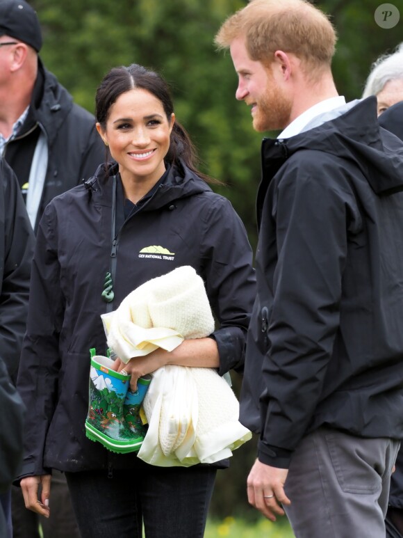 Le prince Harry, duc de Sussex, et Meghan Markle, duchesse de Sussex, assistent à l'inauguration d'un site de 20 hectares pour The Queen's Commonwealth Canopy à Auckland, Nouvelle-Zélande, le 30 octobre 2018. Après avoir dévoilé la plaque, ils ont participé à un lancé de bottes avec des écoliers de la région.