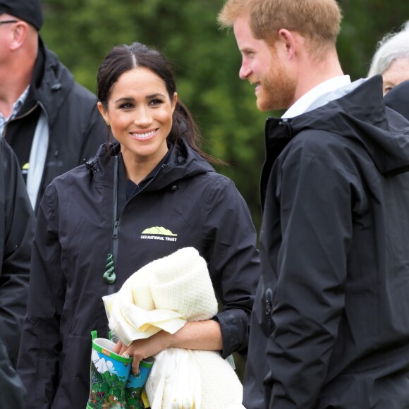 Le prince Harry, duc de Sussex, et Meghan Markle, duchesse de Sussex, assistent à l'inauguration d'un site de 20 hectares pour The Queen's Commonwealth Canopy à Auckland, Nouvelle-Zélande, le 30 octobre 2018. Après avoir dévoilé la plaque, ils ont participé à un lancé de bottes avec des écoliers de la région.