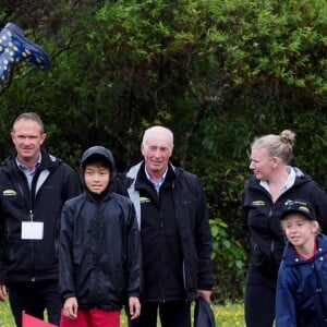 Le prince Harry, duc de Sussex, et Meghan Markle, duchesse de Sussex, assistent à l'inauguration d'un site de 20 hectares pour The Queen's Commonwealth Canopy à Auckland, Nouvelle-Zélande, le 30 octobre 2018. Après avoir dévoilé la plaque, ils ont participé à un lancé de bottes avec des écoliers de la région.