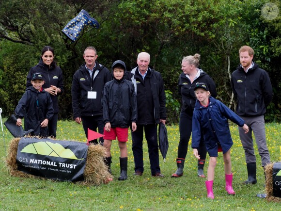 Le prince Harry, duc de Sussex, et Meghan Markle, duchesse de Sussex, assistent à l'inauguration d'un site de 20 hectares pour The Queen's Commonwealth Canopy à Auckland, Nouvelle-Zélande, le 30 octobre 2018. Après avoir dévoilé la plaque, ils ont participé à un lancé de bottes avec des écoliers de la région.