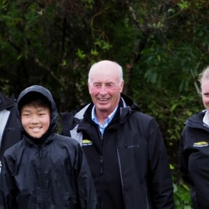 Le prince Harry, duc de Sussex, et Meghan Markle, duchesse de Sussex, assistent à l'inauguration d'un site de 20 hectares pour The Queen's Commonwealth Canopy à Auckland, Nouvelle-Zélande, le 30 octobre 2018. Après avoir dévoilé la plaque, ils ont participé à un lancé de bottes avec des écoliers de la région.