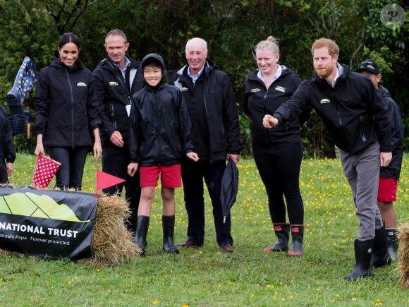Le prince Harry, duc de Sussex, et Meghan Markle, duchesse de Sussex, assistent à l'inauguration d'un site de 20 hectares pour The Queen's Commonwealth Canopy à Auckland, Nouvelle-Zélande, le 30 octobre 2018. Après avoir dévoilé la plaque, ils ont participé à un lancé de bottes avec des écoliers de la région.