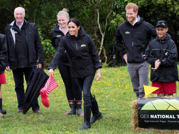 Le prince Harry, duc de Sussex, et Meghan Markle, duchesse de Sussex, assistent à l'inauguration d'un site de 20 hectares pour The Queen's Commonwealth Canopy à Auckland, Nouvelle-Zélande, le 30 octobre 2018. Après avoir dévoilé la plaque, ils ont participé à un lancé de bottes avec des écoliers de la région.