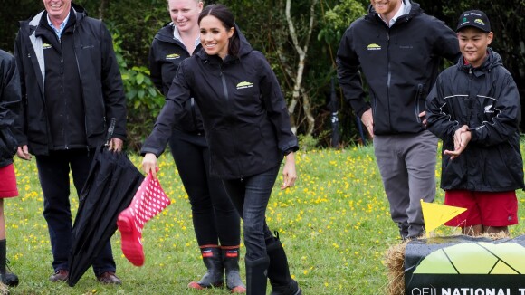 Meghan Markle bat Harry au lancer de bottes en caoutchouc en Nouvelle-Zélande