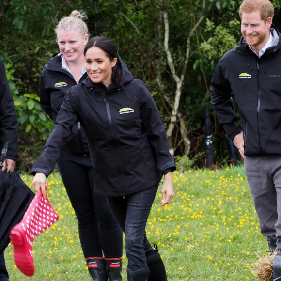 Le prince Harry, duc de Sussex, et Meghan Markle, duchesse de Sussex, assistent à l'inauguration d'un site de 20 hectares pour The Queen's Commonwealth Canopy à Auckland, Nouvelle-Zélande, le 30 octobre 2018. Après avoir dévoilé la plaque, ils ont participé à un lancé de bottes avec des écoliers de la région.