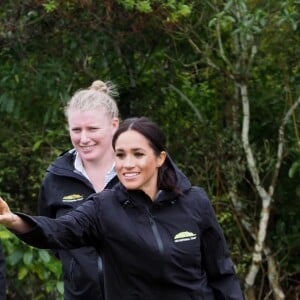 Le prince Harry, duc de Sussex, et Meghan Markle, duchesse de Sussex, assistent à l'inauguration d'un site de 20 hectares pour The Queen's Commonwealth Canopy à Auckland, Nouvelle-Zélande, le 30 octobre 2018. Après avoir dévoilé la plaque, ils ont participé à un lancé de bottes avec des écoliers de la région.