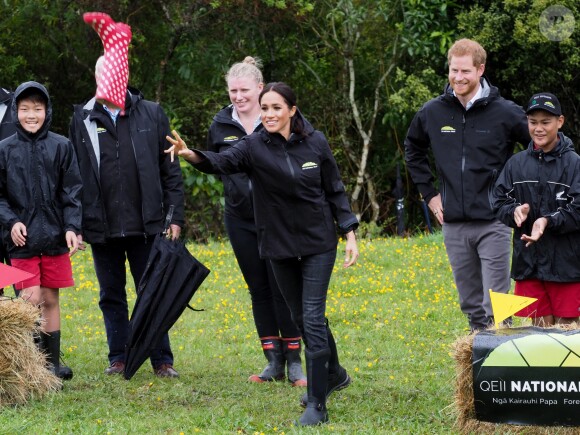 Le prince Harry, duc de Sussex, et Meghan Markle, duchesse de Sussex, assistent à l'inauguration d'un site de 20 hectares pour The Queen's Commonwealth Canopy à Auckland, Nouvelle-Zélande, le 30 octobre 2018. Après avoir dévoilé la plaque, ils ont participé à un lancé de bottes avec des écoliers de la région.