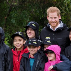 Le prince Harry, duc de Sussex, et Meghan Markle, duchesse de Sussex, assistent à l'inauguration d'un site de 20 hectares pour The Queen's Commonwealth Canopy à Auckland, Nouvelle-Zélande, le 30 octobre 2018. Après avoir dévoilé la plaque, ils ont participé à un lancé de bottes avec des écoliers de la région.