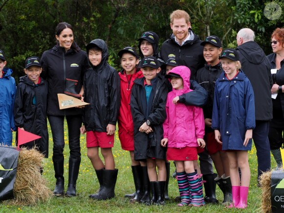 Le prince Harry, duc de Sussex, et Meghan Markle, duchesse de Sussex, assistent à l'inauguration d'un site de 20 hectares pour The Queen's Commonwealth Canopy à Auckland, Nouvelle-Zélande, le 30 octobre 2018. Après avoir dévoilé la plaque, ils ont participé à un lancé de bottes avec des écoliers de la région.