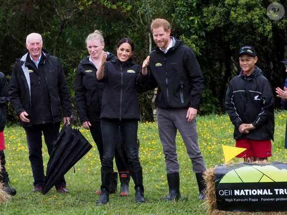 Le prince Harry, duc de Sussex, et Meghan Markle, duchesse de Sussex, assistent à l'inauguration d'un site de 20 hectares pour The Queen's Commonwealth Canopy à Auckland, Nouvelle-Zélande, le 30 octobre 2018. Après avoir dévoilé la plaque, ils ont participé à un lancé de bottes avec des écoliers de la région.