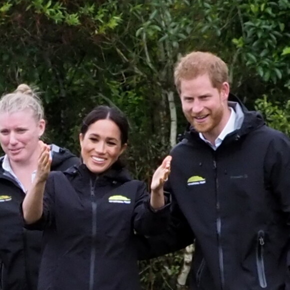 Le prince Harry, duc de Sussex, et Meghan Markle, duchesse de Sussex, assistent à l'inauguration d'un site de 20 hectares pour The Queen's Commonwealth Canopy à Auckland, Nouvelle-Zélande, le 30 octobre 2018. Après avoir dévoilé la plaque, ils ont participé à un lancé de bottes avec des écoliers de la région.